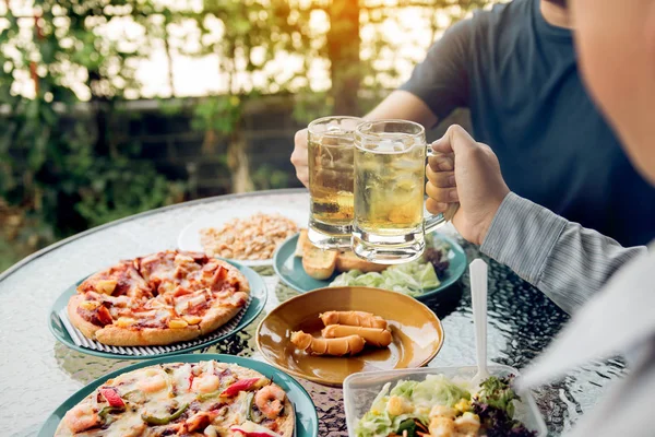 Asiaten treffen sich vor dem Haus mit viel Essen — Stockfoto