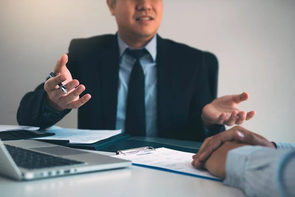 Inteligente hombre de negocios profesional en traje ejecutivo gesticulación de un — Foto de Stock