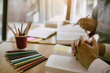 Des'te birlikte okuyan Asyalı genç üniversite öğrencileri