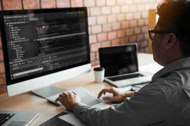 Asya adam çalışma kodu programı geliştirici bilgisayar web developmen