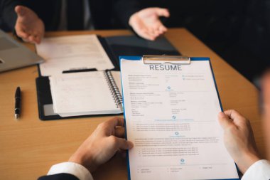 Yönetici, başvuranları memnuniyetle karşıladı. 