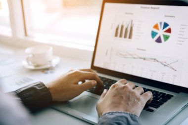 Yatırımcılar mo grafikleri analiz etmek için dizüstü bilgisayar kullanıyor