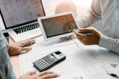 İki birlikte çalışan ve dijital tablet arıyorum bana yardımcı olanvarmı kullanarak mühendislik