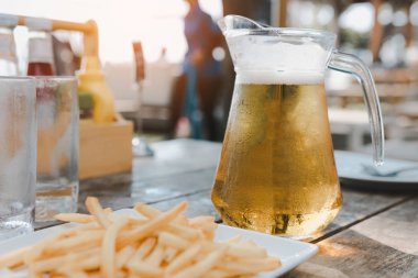 Chonburi, Tayland - 21 Nisan 2018: Bir sürahi Singha beer wi