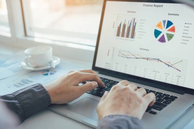 Yatırımcılar mo grafikleri analiz etmek için dizüstü bilgisayar kullanıyor