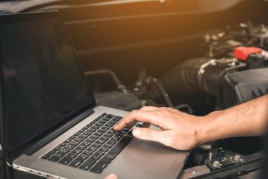 Araba tamir teknisyenleri motor va ölçmek için dizüstü bilgisayarları kullanın
