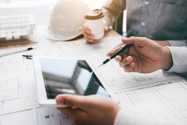 İki birlikte çalışan ve dijital tablet arıyorum bana yardımcı olanvarmı kullanarak mühendislik