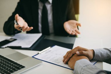 Takım elbise çift el hareketi işadamı profesyonel adam akıllı bir