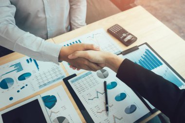 Girişimciler işbirliği anlaşma titreyen ellerde modern bir memur