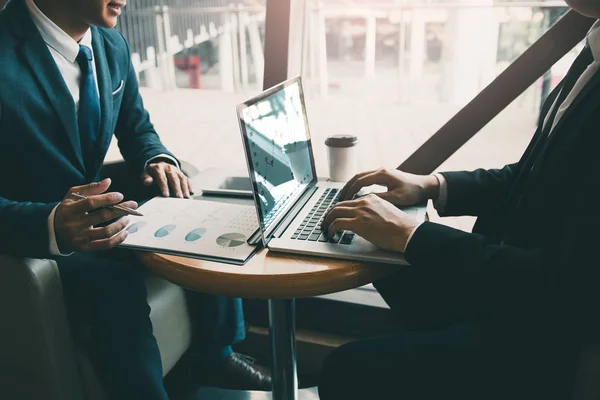 Two businessmen are talking about the results of operations in t — Stock Photo, Image