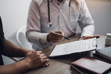 Doktor c 'de hastaya randevu mektubu yazıyor