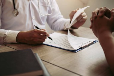 Hasta geçmiş listesi yazı Not defteri üzerinde kalem tutan doktor el