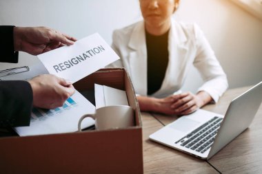 Erkek çalışan istifa zarfına sapını alırken