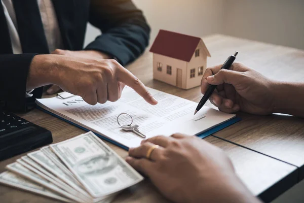 Corretores de seguros estão apontando para assinatura de contrato de seguro e — Fotografia de Stock