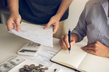 İki Asya çiftler ve erkekler ve kadınlar vardır birlikte analiz Expen