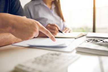 İki Asya çiftler ve erkekler ve kadınlar vardır birlikte analiz Expen