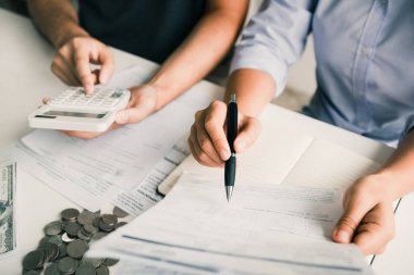 İki Asya çiftler ve erkekler ve kadınlar vardır birlikte analiz Expen