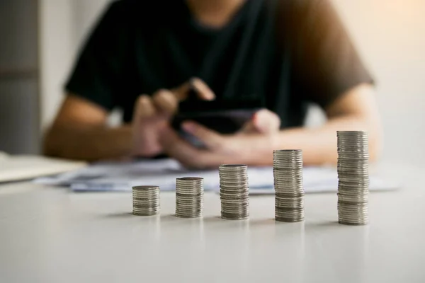 Asiatische Männer rechnen über Finanzen über die Kosten oder die Zukunft — Stockfoto