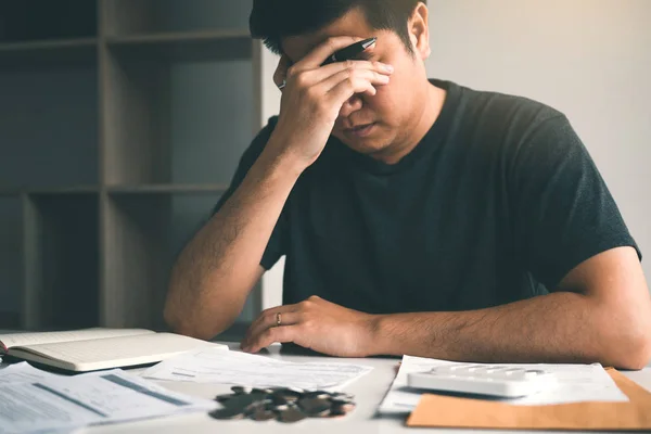 Asiatische Männer sind über finanzielle Probleme gestresst, mit Rechnungen a — Stockfoto