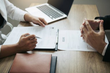Kadın çalışanı, EMP 'nin istihdam geçmişini anlatıyor