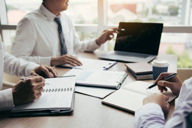 İşadamı şirket yüzgeci dizüstü görünümlü grafik işaret
