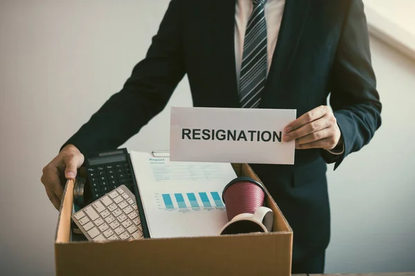 Male employees are keeping their own items on the desk because t — Stock Photo, Image