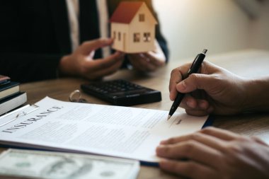 Sigorta brokerları sigorta sözleşmesi imzalamayı işaret ediyor ve