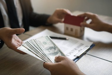 Ev satış brokerları ve gayrimenkul yatırımcıları ile alışverişi vardır