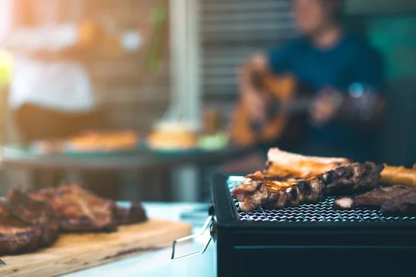 Cerrar carnes a la parrilla y varios alimentos en la parrilla y celebrar — Foto de Stock