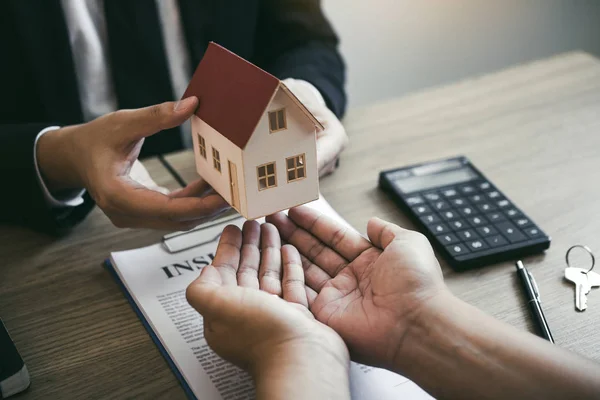 Agente imobiliário parabéns ao novo comprador, dando casa m — Fotografia de Stock