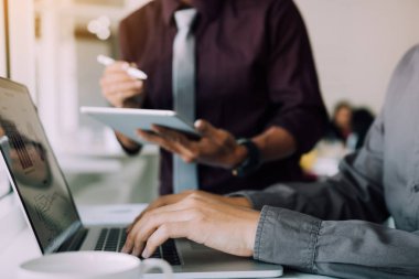 Ofis abo dizüstü bilgisayar ve toplantı analizi yazarak iş adamları