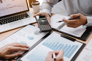 İki iş adamları tartışma analiz hesaplamalar t hakkında paylaşım