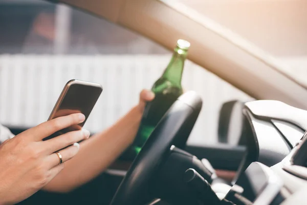 Asiático homens beber álcool no carro e usando telefones celulares, enquanto — Fotografia de Stock