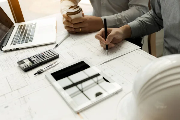 Dos ingenieros trabajando juntos y utilizando la tableta digital lookin — Foto de Stock