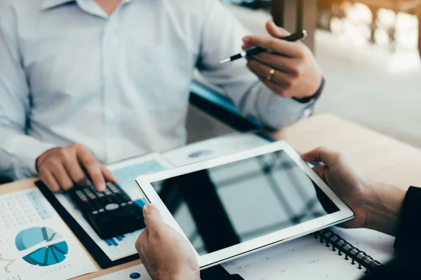 Dos empresarios están trabajando analizando el presupuesto anual de la empresa — Foto de Stock