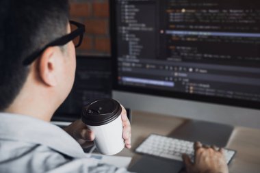 Bir kahve tutan bir program geliştiricisi ile iş sabahı