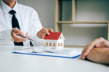 Satış temsilcileri ofisteki yeni ev sahiplerine anahtar sağlıyorlar..