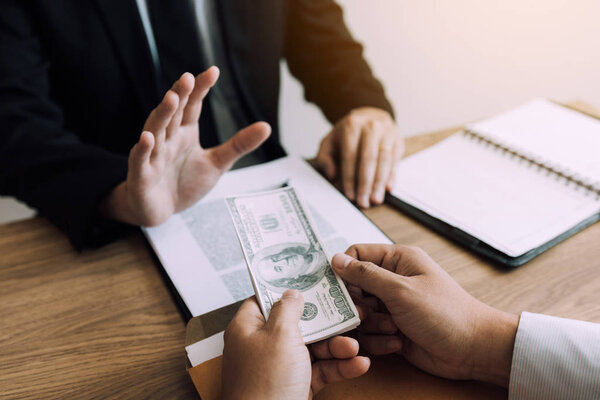 Деловые партнеры представляют мошеннические наличные предпринимателям, чьи
 