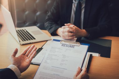 İş arayanlar iş görüşmeci konuşuyorve th hakkında açıklamak