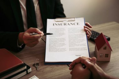 Acenteler sigorta sözleşmelerine işaret eden kalemler ilerler ve