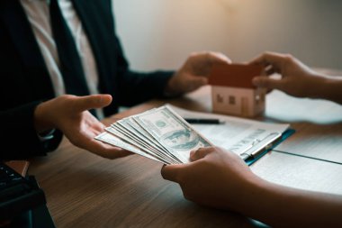 Ev satış brokerları ve gayrimenkul yatırımcıları ile alışverişi vardır