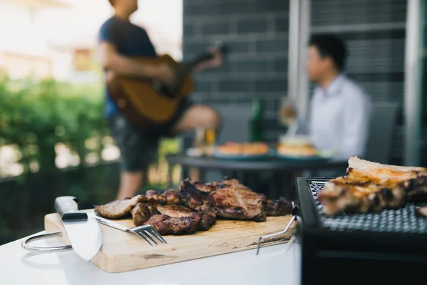 Hautnah gegrilltes Fleisch und verschiedene Speisen auf dem Grill und Feiern — Stockfoto