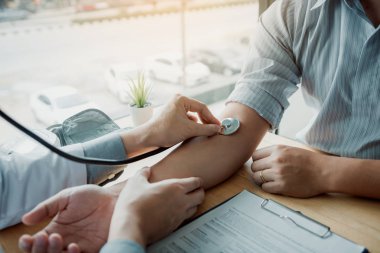 Doktor stetoskop alın hastanın kol ve öncesi mekândaki kullanarak