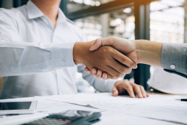 İki adam bir ustabaşı tebrik inşaat işçisi ile mühendislik 