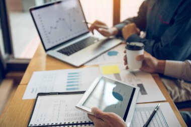 Şirket financ grafiğine işaret eden iş ortaklığı