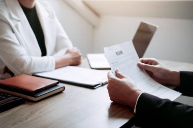 İş adaylar iş perfor bir özgeçmiş belgesi tutuyor