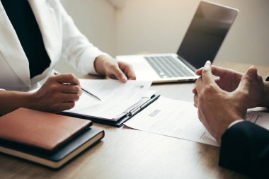 Kadın çalışanı, EMP 'nin istihdam geçmişini anlatıyor