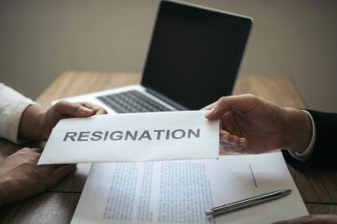 Erkek çalışan müdüre istifa mektubu vermiş..