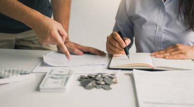 İki Asya çiftler ve erkekler ve kadınlar vardır birlikte analiz Expen