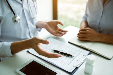 Doktor olası tedavi hakkında tedavi açıklar 